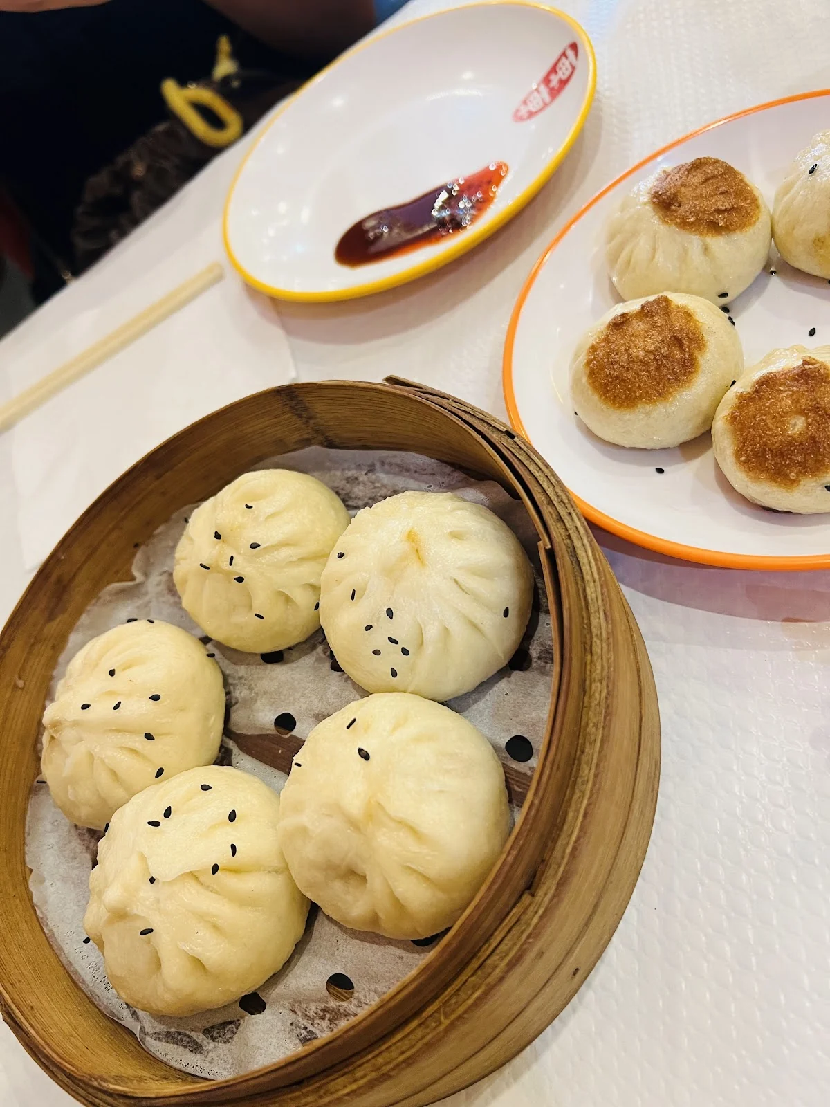 Baos et sheng jian bao poêlés, sauce, Tin Tin Bastille.